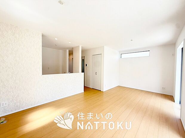 現地写真(リビング)
フローリング材には、木目、色調など木材特有の風合いがあり、ナチュラルな美しさになっています。