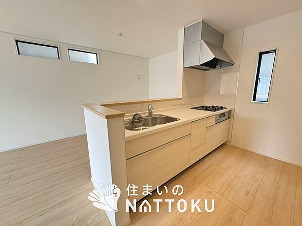 現地写真(キッチン)
収納たっぷりのシステムキッチン、浄水器付水栓を標準装備しています。