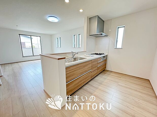 現地写真(キッチン)
収納たっぷりのシステムキッチン、浄水器付水栓を標準装備しています。