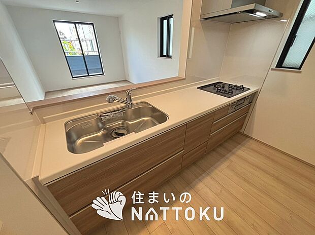 現地写真(キッチン)
収納たっぷりのシステムキッチン、浄水器付水栓を標準装備しています。