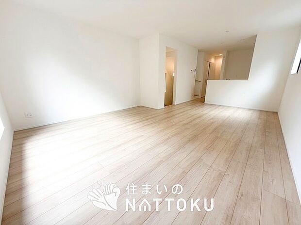 現地写真(リビング)
フローリング材には、木目、色調など木材特有の風合いがあり、ナチュラルな美しさになっています。