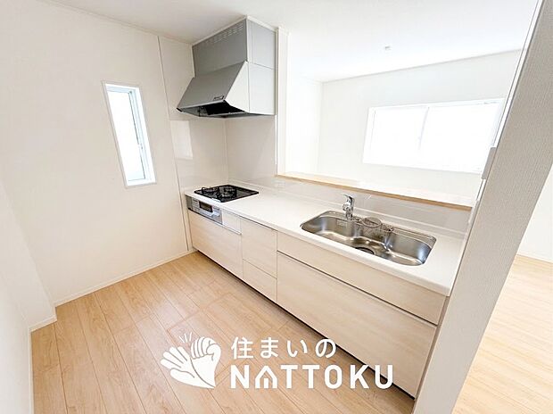 現地写真（キッチン）
収納たっぷりのシステムキッチン、浄水器付水栓を標準装備しています。
