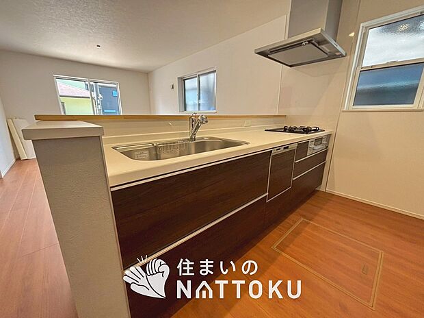現地写真(キッチン)
収納たっぷりのシステムキッチン、浄水器付水栓を標準装備しています。