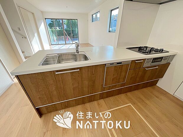 現地写真(キッチン)
収納たっぷりのシステムキッチン、浄水器付水栓を標準装備しています。
