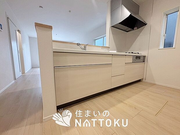 現地写真(キッチン)
収納たっぷりのシステムキッチン、浄水器付水栓を標準装備しています。
