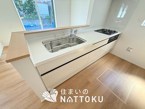 現地写真(キッチン)
収納たっぷりのシステムキッチン、浄水器付水栓を標準装備しています。