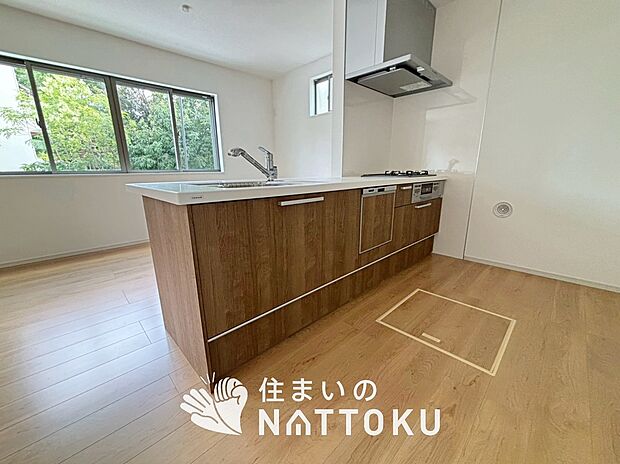 現地写真(キッチン)
収納たっぷりのシステムキッチン、浄水器付水栓を標準装備しています。