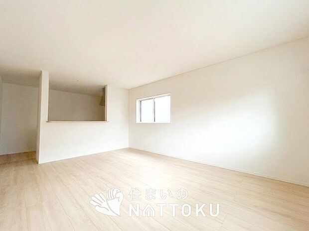 現地写真(リビング)
フローリング材には、木目、色調など木材特有の風合いがあり、ナチュラルな美しさになっています。