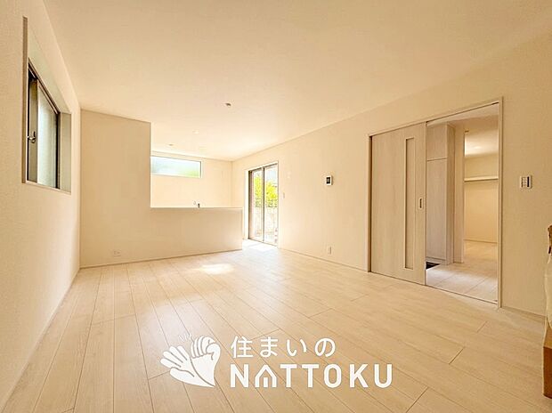 現地写真（リビング）
フローリング材には、木目、色調など木材特有の風合いがあり、ナチュラルな美しさになっています。
