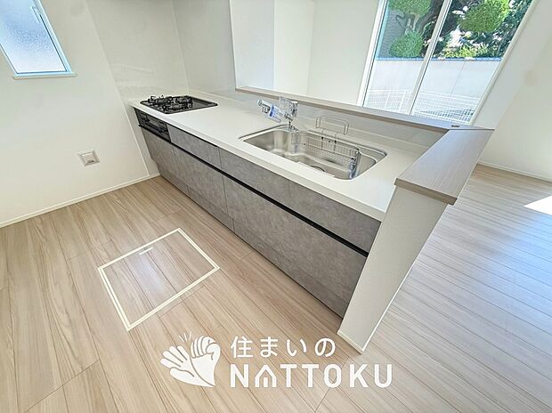 現地写真(キッチン)
収納たっぷりのシステムキッチン、浄水器付水栓を標準装備しています。