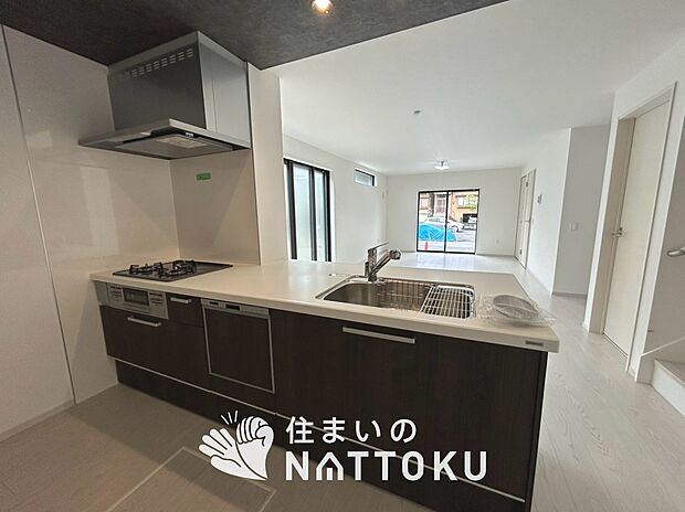 現地写真（キッチン）
収納たっぷりのシステムキッチン、浄水器付水栓を標準装備しています。
