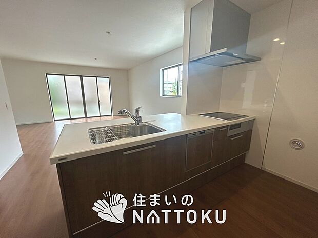 現地写真(キッチン)
収納たっぷりのシステムキッチン、浄水器付水栓を標準装備しています。