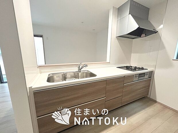 現地写真（キッチン）
収納たっぷりのシステムキッチン、浄水器付水栓を標準装備しています。
