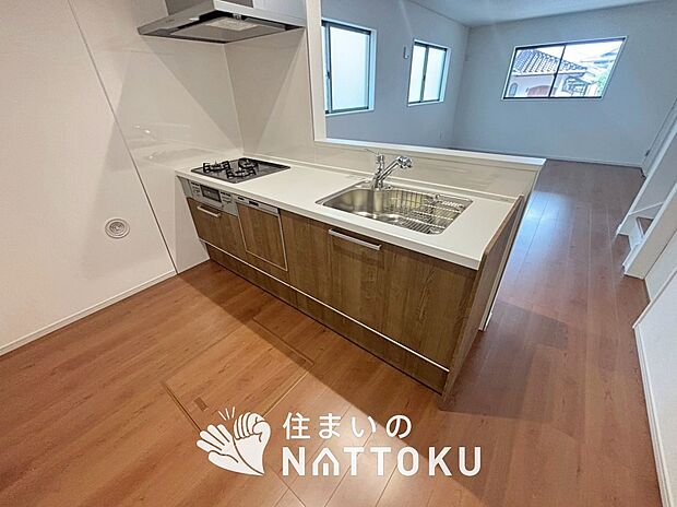 現地写真（キッチン）
収納たっぷりのシステムキッチン、浄水器付水栓を標準装備しています。

