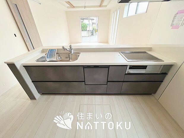 現地写真（キッチン）
収納たっぷりのシステムキッチン、浄水器付水栓を標準装備しています。
