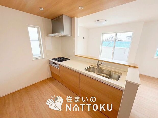 現地写真(キッチン)
収納たっぷりのシステムキッチン、浄水器付水栓を標準装備しています。