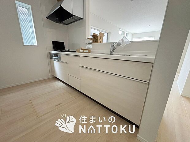 現地写真（キッチン）
収納たっぷりのシステムキッチン、浄水器付水栓を標準装備しています。
