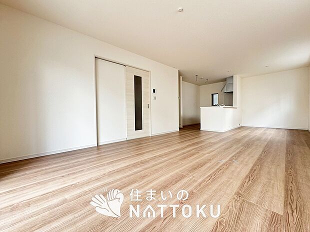 現地写真(リビング)
フローリング材には、木目、色調など木材特有の風合いがあり、ナチュラルな美しさになっています。