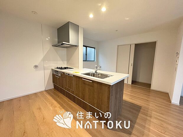 現地写真（キッチン）
収納たっぷりのシステムキッチン、浄水器付水栓を標準装備しています。
