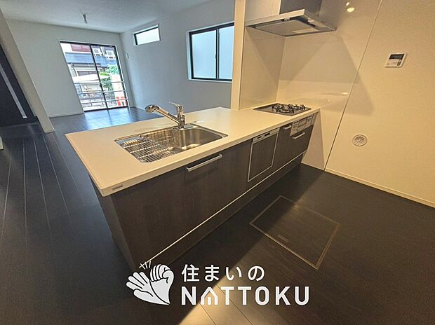 現地写真(キッチン)
収納たっぷりのシステムキッチン、浄水器付水栓を標準装備しています。