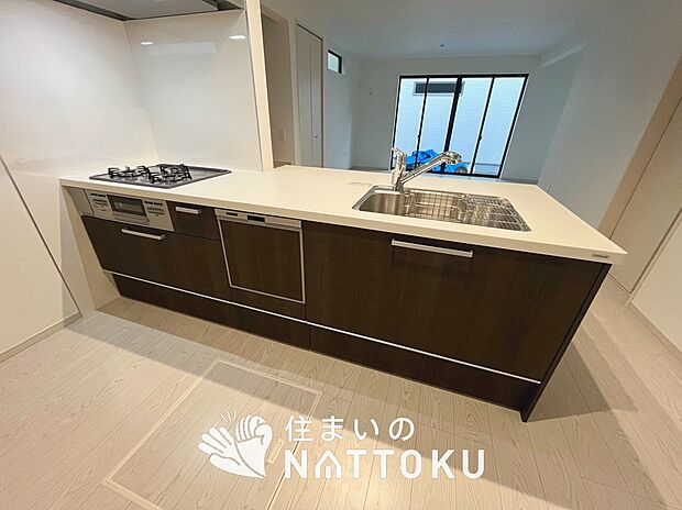 現地写真(キッチン)
収納たっぷりのシステムキッチン、浄水器付水栓を標準装備しています。