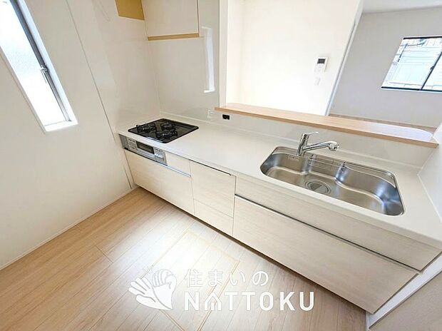 現地写真（キッチン）
収納たっぷりのシステムキッチン、浄水器付水栓を標準装備しています。
