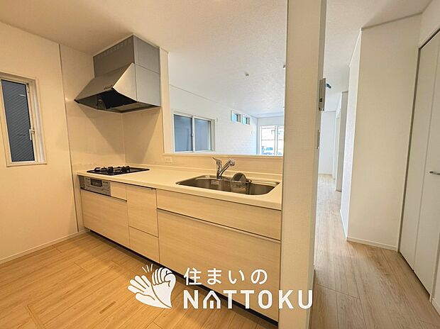 現地写真(キッチン)
収納たっぷりのシステムキッチン、浄水器付水栓を標準装備しています。