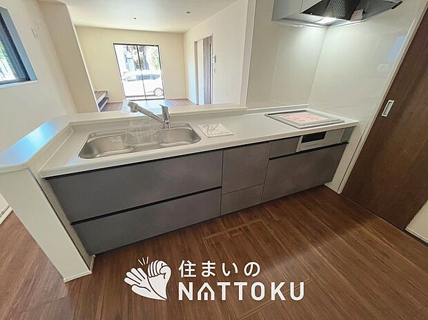 現地写真(キッチン)
収納たっぷりのシステムキッチン、浄水器付水栓を標準装備しています。