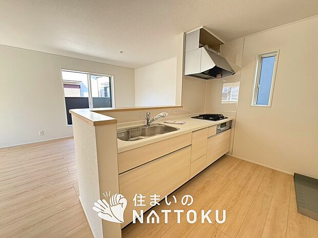 現地写真(キッチン)
収納たっぷりのシステムキッチン、浄水器付水栓を標準装備しています。