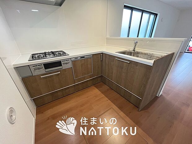 現地写真（キッチン）
収納たっぷりのシステムキッチン、浄水器付水栓を標準装備しています。
