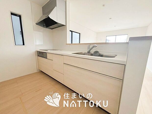 現地写真（キッチン）
収納たっぷりのシステムキッチン、浄水器付水栓を標準装備しています。