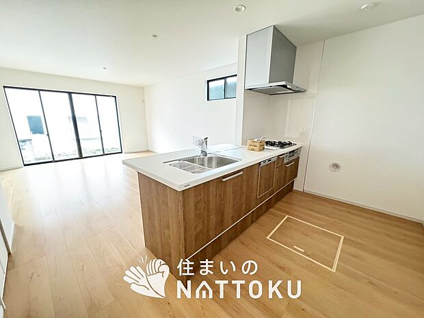 現地写真(キッチン)
収納たっぷりのシステムキッチン、浄水器付水栓を標準装備しています。