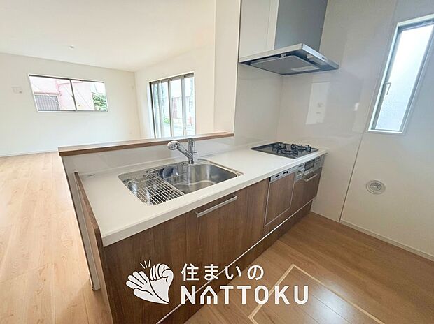 現地写真(キッチン)
収納たっぷりのシステムキッチン、浄水器付水栓を標準装備しています。