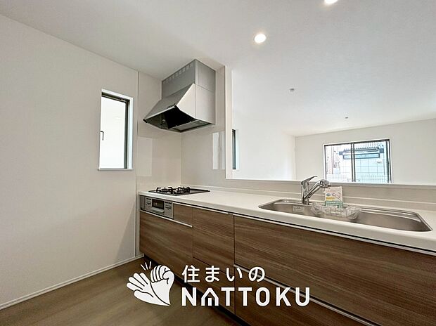 現地写真(キッチン)
収納たっぷりのシステムキッチン、浄水器付水栓を標準装備しています。