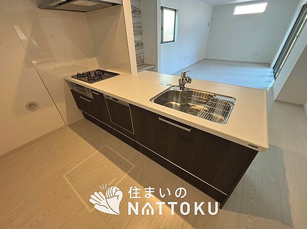 現地写真（キッチン）
収納たっぷりのシステムキッチン、浄水器付水栓を標準装備しています。
