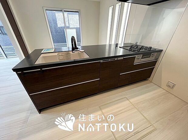 現地写真(キッチン)
収納たっぷりのシステムキッチン、浄水器付水栓を標準装備しています。