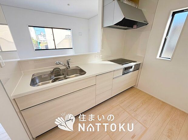 現地写真（キッチン）
収納たっぷりのシステムキッチン、浄水器付水栓を標準装備しています。
