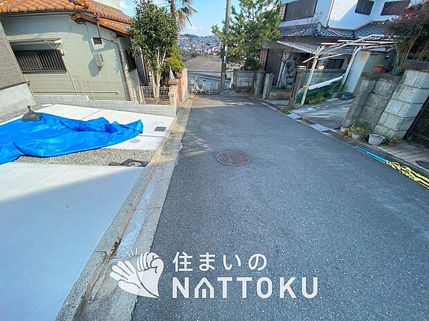 【現地写真(前道含む外観)】健康被害に配慮したもっとも安全性の高い建材を採用し、シックハウス対策をしております。