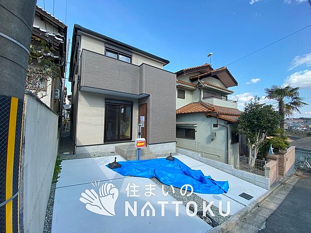 【現地写真(前道含む外観)】高い断熱性能があり、防湿性能の高いフィルム付属で壁内の結露対策をしています。