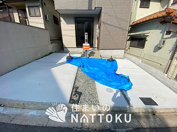 【現地写真(駐車場)】駐車スペースが広く、運転が苦手な方も安心です。