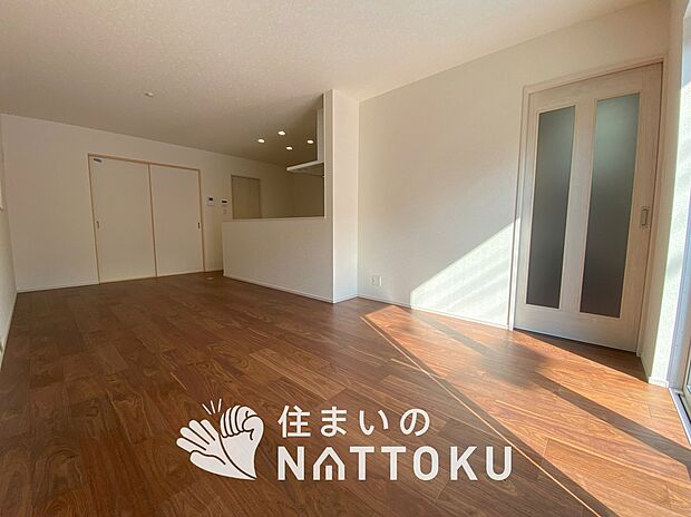 【現地写真(リビング)】フローリング材には、木目、色調など木材特有の風合いがあり、ナチュラルな美しさになっています。