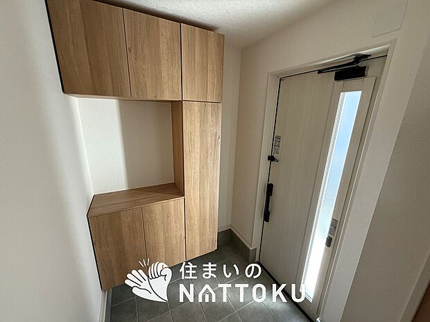 【現地写真(玄関)】玄関には、大型のシューズ収納を設置しています。