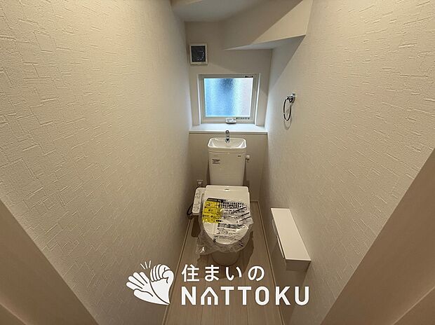 【トイレ】汚れてもサッとひと拭きでお手入れ簡単、エコ仕様の温水洗浄便座付きのトイレです。
バリアフリーにも配慮しています。