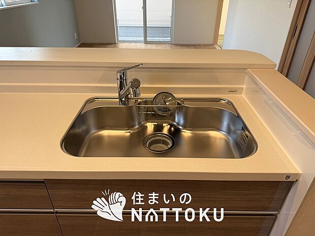 【浄水器内臓ハンドシャワー付シンク】広々とした凸型シンクに洗剤ポケットを標準装備。すっきり収納できます。
また、蛇口の先端に浄水器を内蔵しているため場所をとりません。