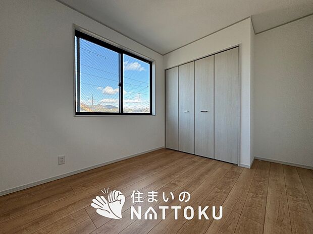 【現地写真(洋室)】木目の美しさを際立たせるシンプルデザインの建具を使用しています。