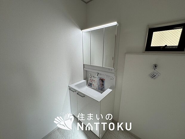 【洗面台・洗面所】鏡の両サイドは、必要なものを取出しやすく、大きな鏡面で朝の準備も快適。
使いやすいリフトアップ機能付きのシングルレバーシャワー水栓付です。