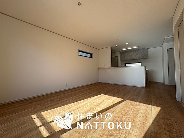 【現地写真(リビング)】フローリング材には、木目、色調など木材特有の風合いがあり、ナチュラルな美しさになっています。