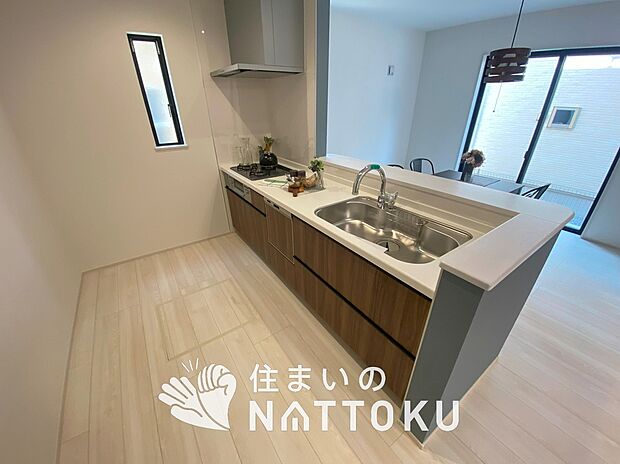 【現地写真（キッチン）】収納たっぷりのシステムキッチン、浄水器付水栓を標準装備しています。