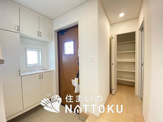 【現地写真(玄関)】玄関には、大型のシューズ収納を設置しています。