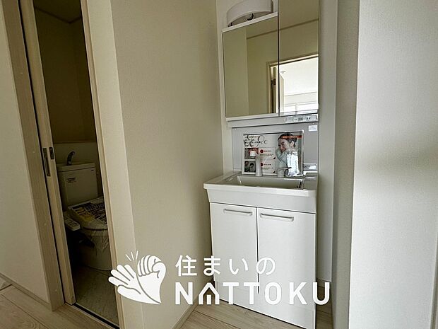 【洗面台・洗面所】鏡の両サイドは、必要なものを取出しやすく、大きな鏡面で朝の準備も快適。
使いやすいリフトアップ機能付きのシングルレバーシャワー水栓付です。